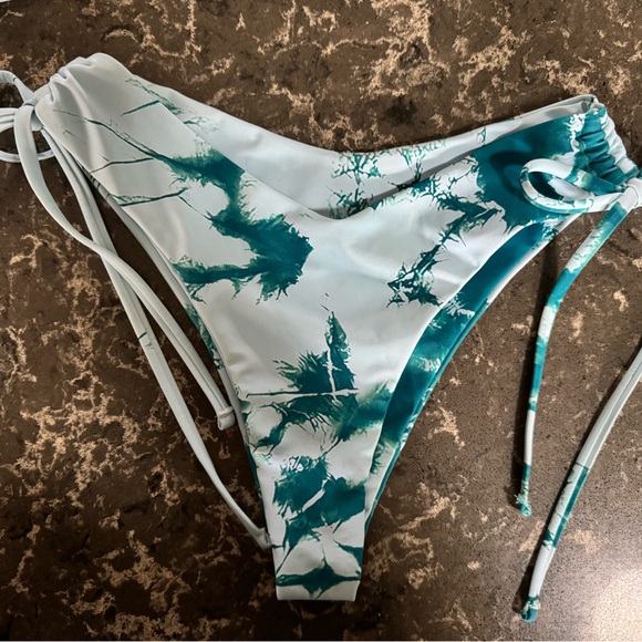 Adorable two piece - Picture 3 of 5